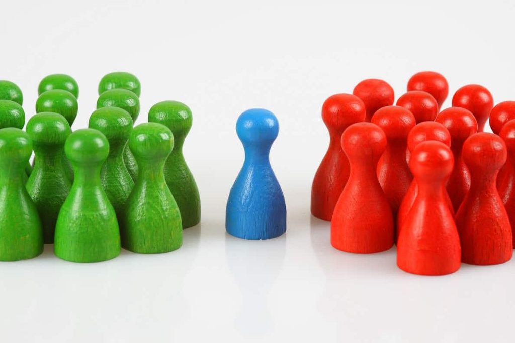 green and red wooden lay figures separated by one blue figure